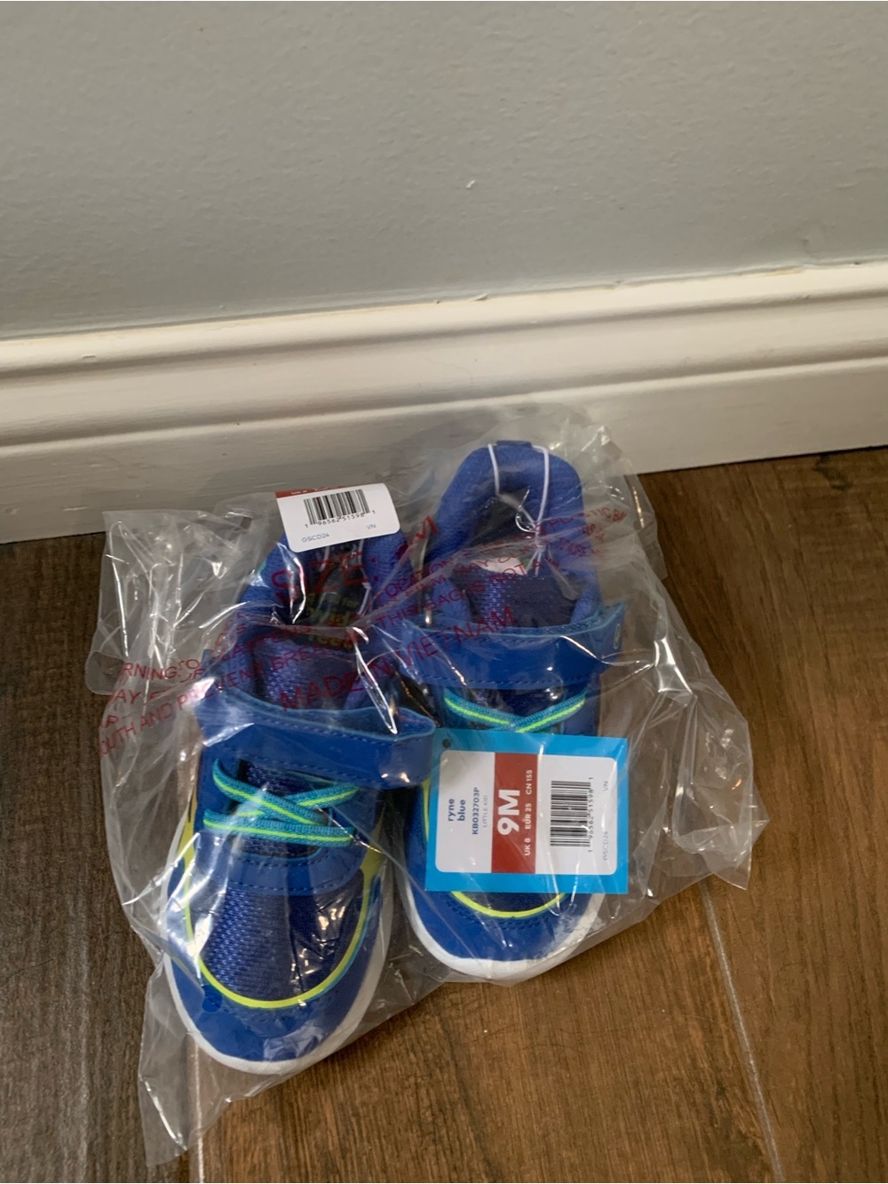 NEW Stride Rite 360 Ryne Sneaker Size 9 Blue, Yellow, Red